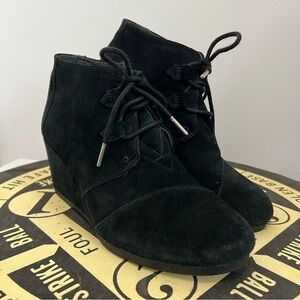Toms Boots Kala Desert Black Lace Up Ankle Wedge Suede Booties Boots Women’s 9